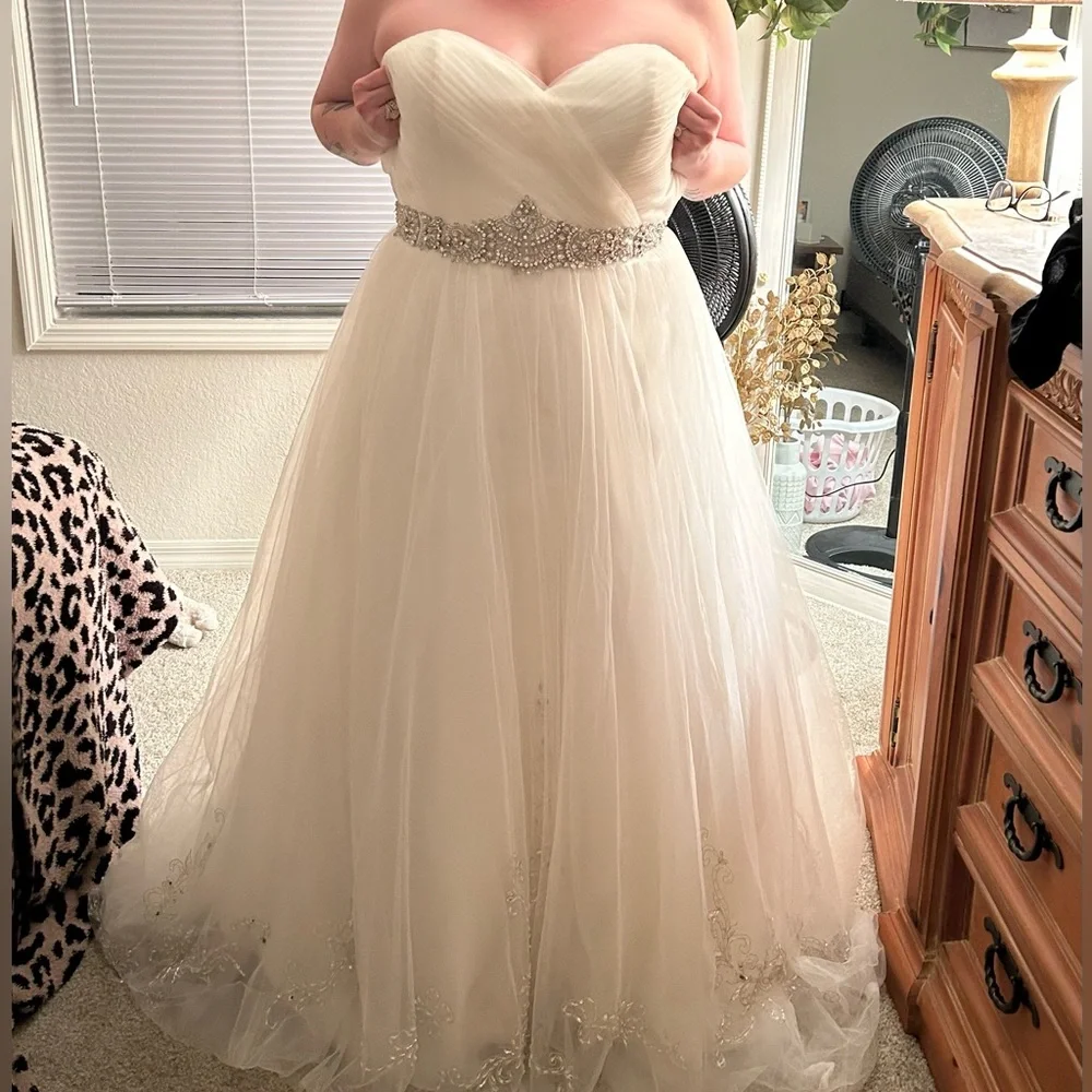 Ball gown, wedding dress, white, sweetheart top - Picture 2 of 6